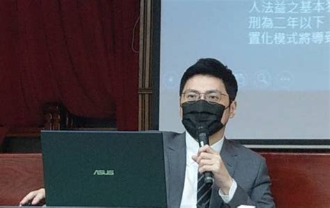 中地理論解釋|國立臺灣大學政治學系 政府與公共事務碩士在職專班 碩士論文 我。